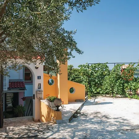 Beautiful Apartment In Posedarje With Wifi *